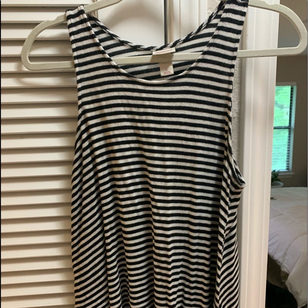 Flowy black/white ribbed striped tank.